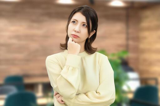 考えごとをする女性・ビジネスウーマン 女性,考える,悩むの写真素材