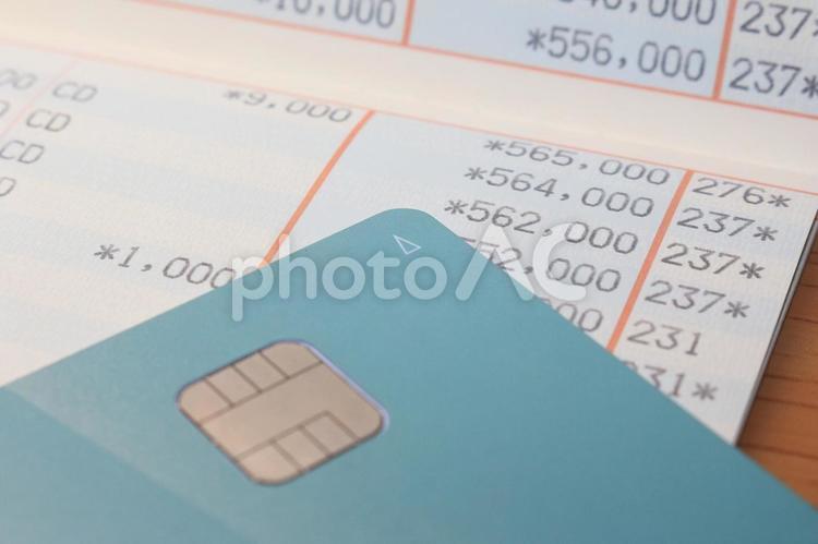 月々の支払い 支払い,クレジットカード,通帳の写真素材