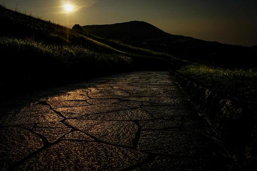 <素材>夕焼けの空と石畳の登山道 <素材>夕焼けの空と石畳の登山道の写真
