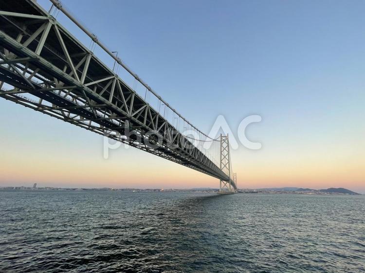 夕焼けに伸びる明石海峡大橋（横） 明石海峡大橋,橋,空の写真素材