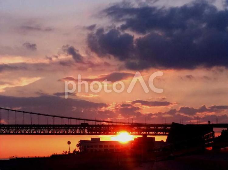 明石海峡大橋に沈む太陽・夏 空,明石海峡大橋,明石海峡の写真素材