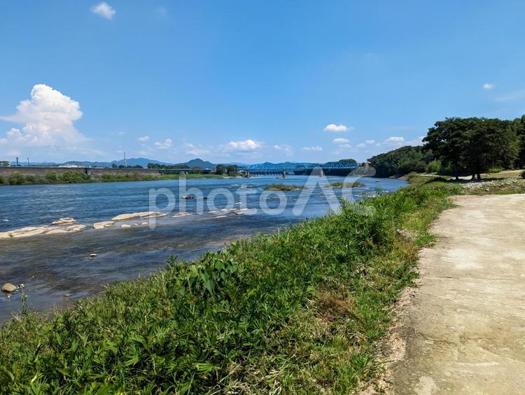 夏の川沿いの道から見た山 川,水,河川の写真素材
