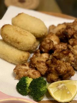 おうちごはん　唐揚げとコロッケの夕食 唐揚げ,コロッケ,おうちごはんの写真素材