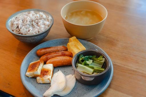 バランスの良い朝食 朝食,ワンプレート,ウインナーの写真素材