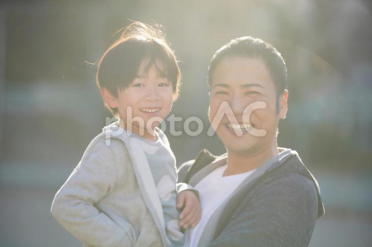 子を抱きしめる父33 父,30代,園児の写真素材