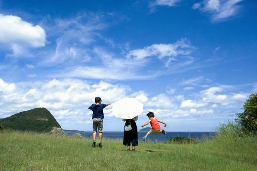 <素材>仲良く夏の海を眺める家族の風景 <素材>仲良く夏の海を眺める家族の風景 家族,女性,子供の写真素材