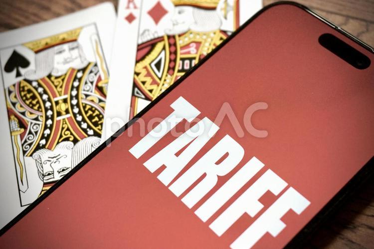 関税と書かれたスマホとトランプのカード 関税,tariff,経済の写真素材