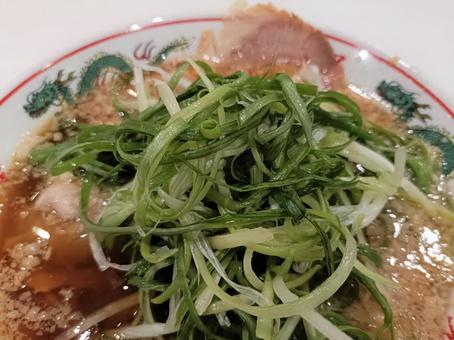九条ネギがのったラーメン2 九条ネギがのったラーメン2の写真
