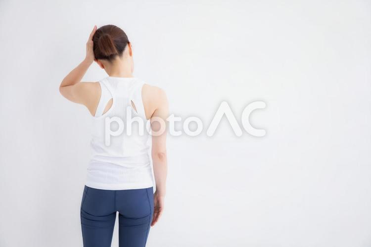 頭をおさえる女性 頭痛,忘れる,認知症の写真素材