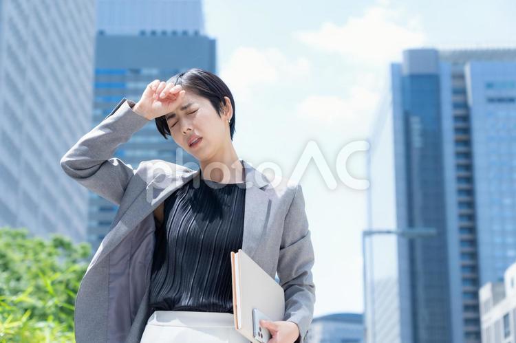 オフィス街で働く若いビジネスウーマン ビジネス,女性,ビジネスウーマンの写真素材