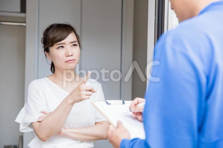 知らない人が訪問してきて困る主婦 玄関,訪問,主婦の写真素材