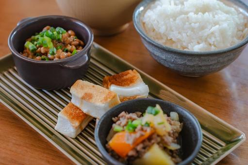 納豆と肉じゃがのごはんの朝食 納豆と肉じゃがのごはんの朝食 朝食,和食,納豆の写真素材