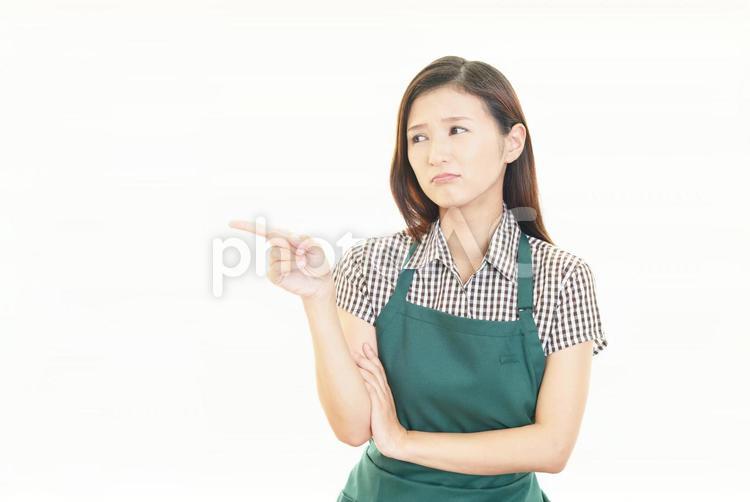 不満そうな表情の女性 女性,主婦,母親の写真素材