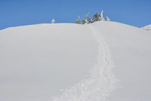 雪山のトレース トレース,雪山,足跡の写真素材