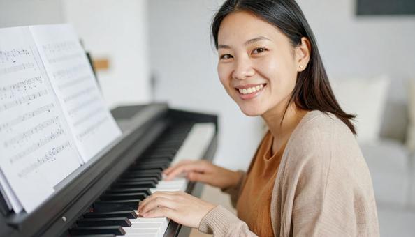 音楽指導者を目指すピアノを弾く女性 音楽指導者を目指すピアノを弾く女性の写真