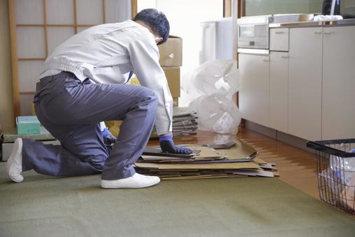 実家の片付けと不用品の分別作業 実家の片付けと不用品の分別作業 ゴミ屋敷,清掃代行,顔なしの写真素材