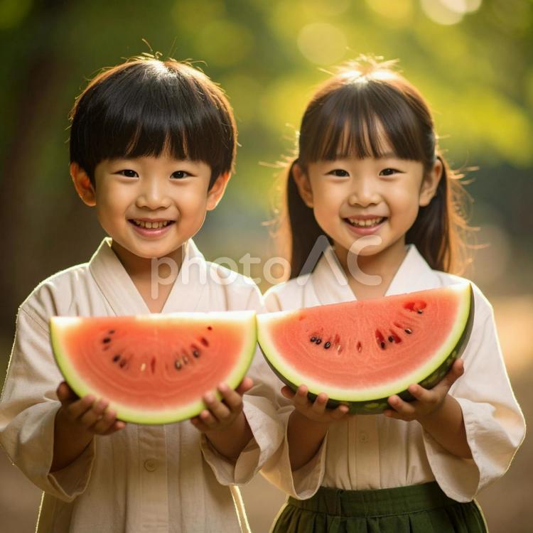 スイカを食べる子供たち スイカ,子供,食べるの写真素材
