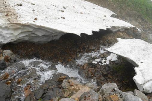 雪解け水 白山,砂防新道,沢の写真素材