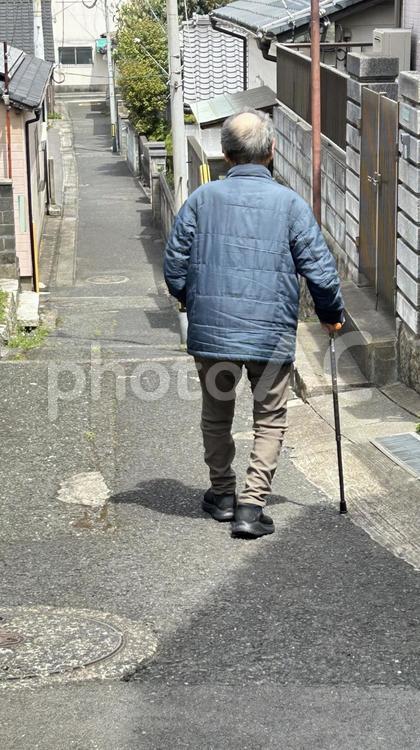 ９５歳、施設で暮らす老人の散歩。 老人,杖をついた,春の日の写真素材