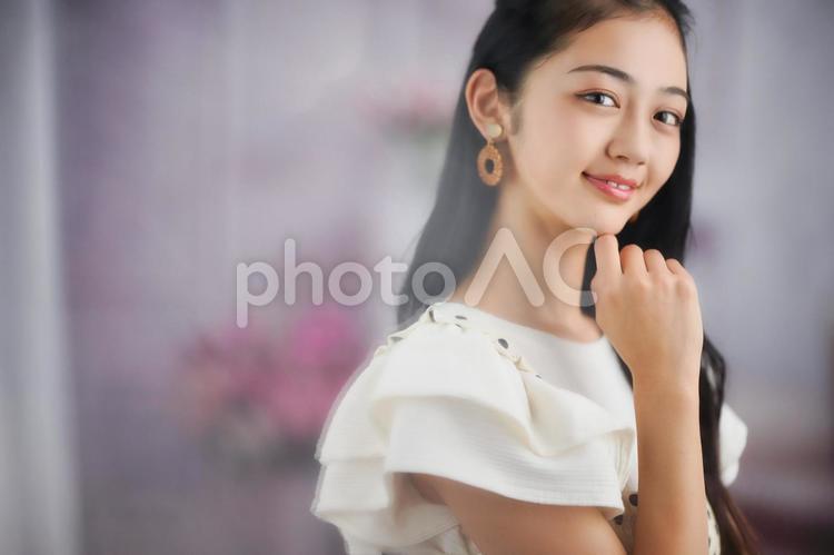 顎に手をあててポーズをする女性 女性,顎に手,ポーズの写真素材