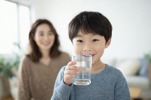 グラスの水を飲む男の子-4 グラスの水を飲む男の子-4の写真