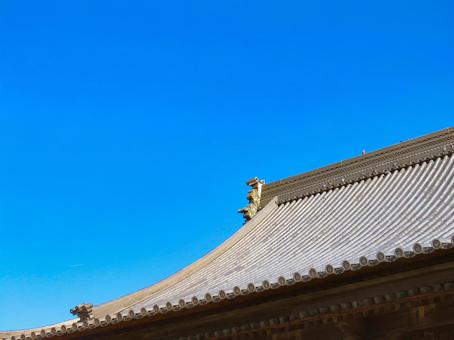 青空と寺の屋根瓦 青空と寺の屋根瓦の写真