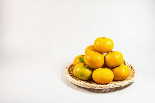 ざるに盛られたみかん ざるに盛られたみかん みかん,蜜柑,メッセージスペースの写真素材