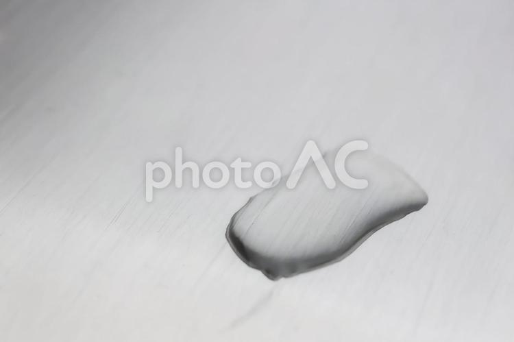 銀色の鉄板の上に水滴が乗っている画像 結露,鉃,テクスチャの写真素材
