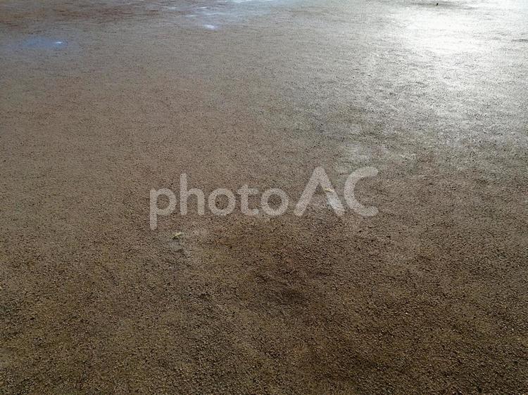 雨上がりの運動場　ホームベース付近 雨上がり,雨,水溜まりの写真素材
