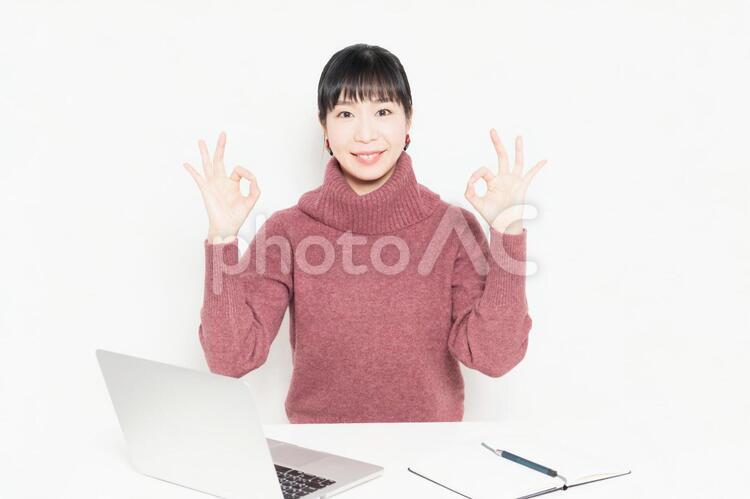 ノートパソコンを使いながらOKのジェスチャーをする女性 女性,ノートパソコン,メールの写真素材