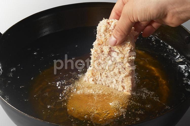 とんかつを油の中へ入れる瞬間 とんかつ,入れる,油の写真素材