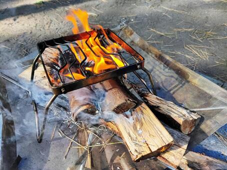 焚き火台と着火した炎 焚き火,焚き火台,火の写真素材