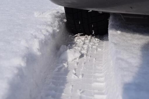 雪道のわだち 雪道の轍,轍,タイヤ跡の写真素材