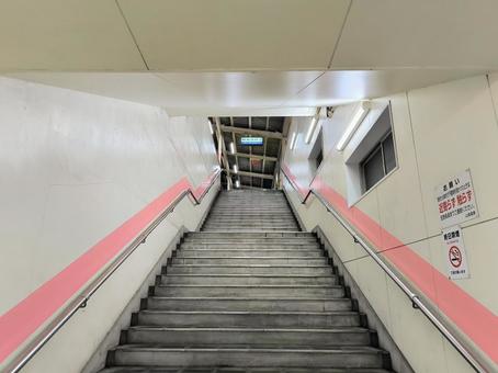 駅の階段を見上げる、山陽電鉄西飾磨駅 駅の階段を見上げる、山陽電鉄西飾磨駅 駅,階段,無人の写真素材