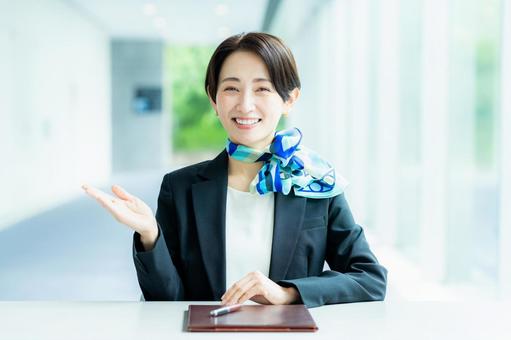 案内する受付の女性 案内する受付の女性 笑顔,コンサルタント,受付の写真素材