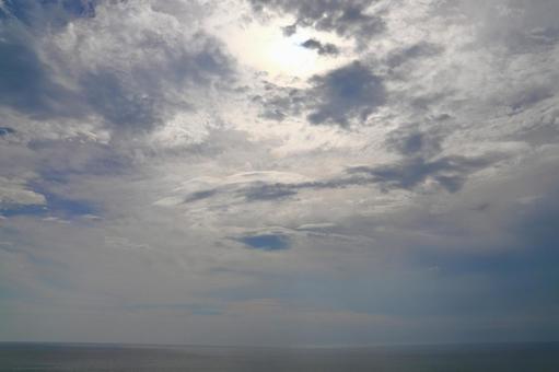 雲で覆われた空 太陽 海 雲で覆われた空 太陽 海の写真