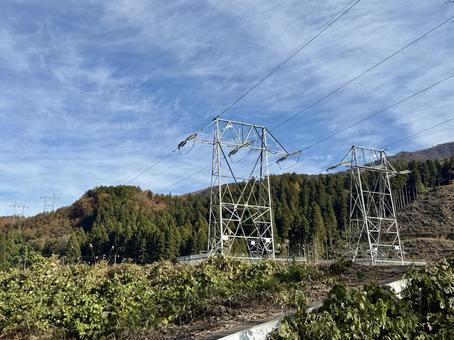 田舎の集落の鉄塔　福井県坂井市秋 鉄塔,送電線,鉄骨の写真素材