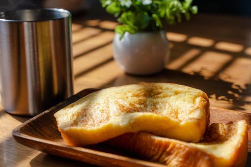 フレンチトーストの朝食プレート フレンチトーストの朝食プレートの写真