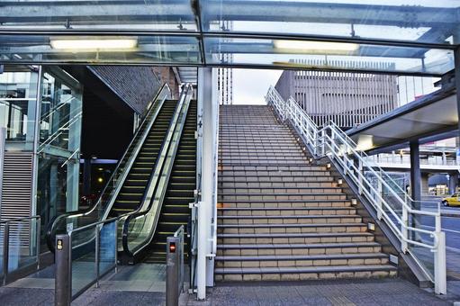岡山駅 駅前 バスのりば 階段 岡山駅 駅前 バスのりば 階段の写真