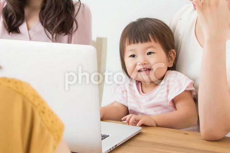 笑顔でパソコンを使う赤ちゃん 赤ちゃん,笑顔,パソコンの写真素材