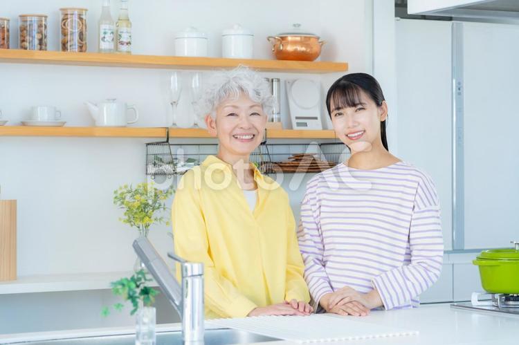 キッチンで料理をする孫と祖母 料理,家族,シニアの写真素材