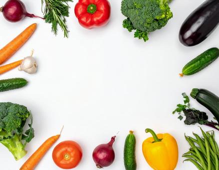 採れたて新鮮な野菜のフレーム　白背景2の写真