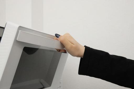 電子レンジを開ける手 手,手元,電子レンジの写真素材