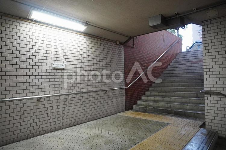 中学校近くの地下道の階段 トンネル,横断,薄暗いの写真素材
