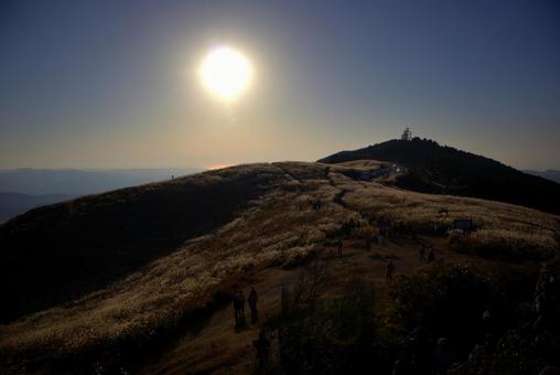 夕焼け前の生石高原と輝く太陽 夕焼け前の生石高原と輝く太陽の写真