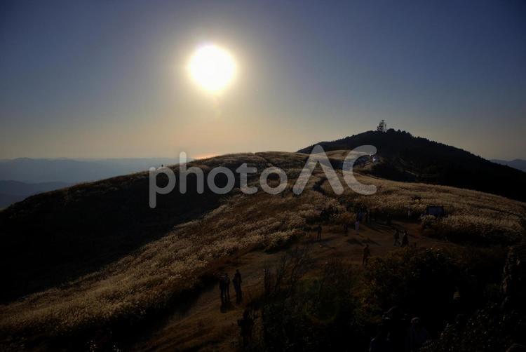 夕焼け前の生石高原と輝く太陽 生石高原,秋,太陽の写真素材