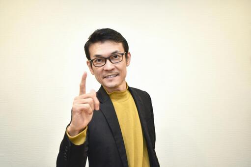 指を立てて笑顔の男性 ビジネスマン,眼鏡,案内の写真素材