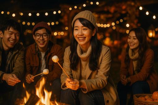 焚き火と笑顔の仲間の写真