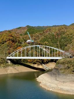 秋晴れの九頭竜湖　紅葉の山肌 夢のかけはし,吊り橋,工事現場の写真素材