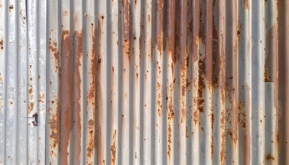 錆で腐食したトタンの外壁の写真